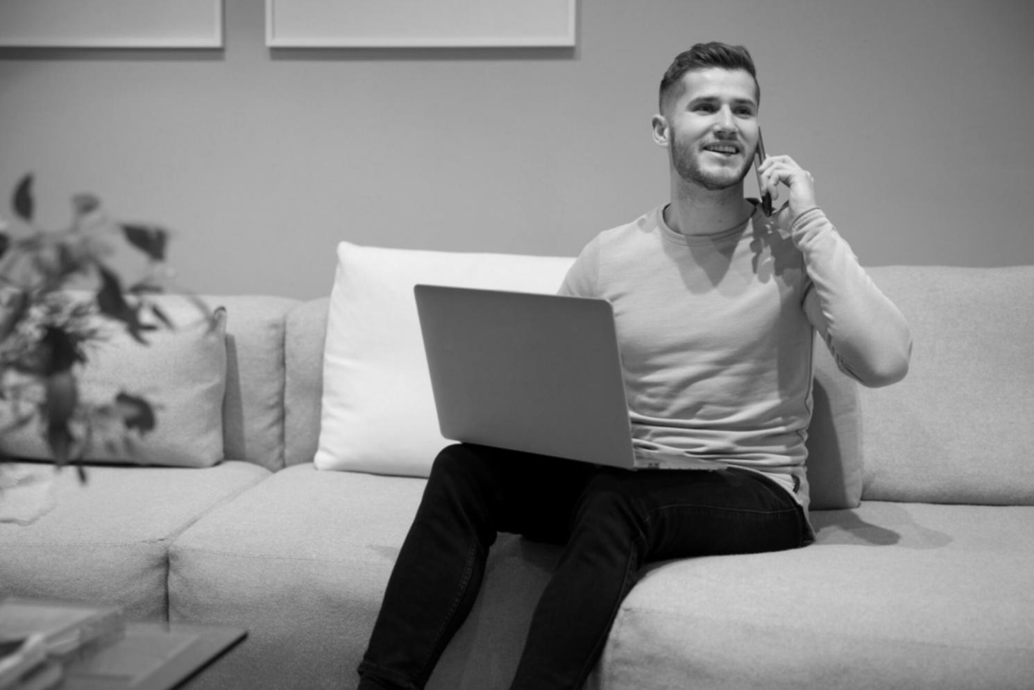 Espace de travail moderne avec ordinateur portable et documents financiers, illustrant un environnement propice à la formation en négociation